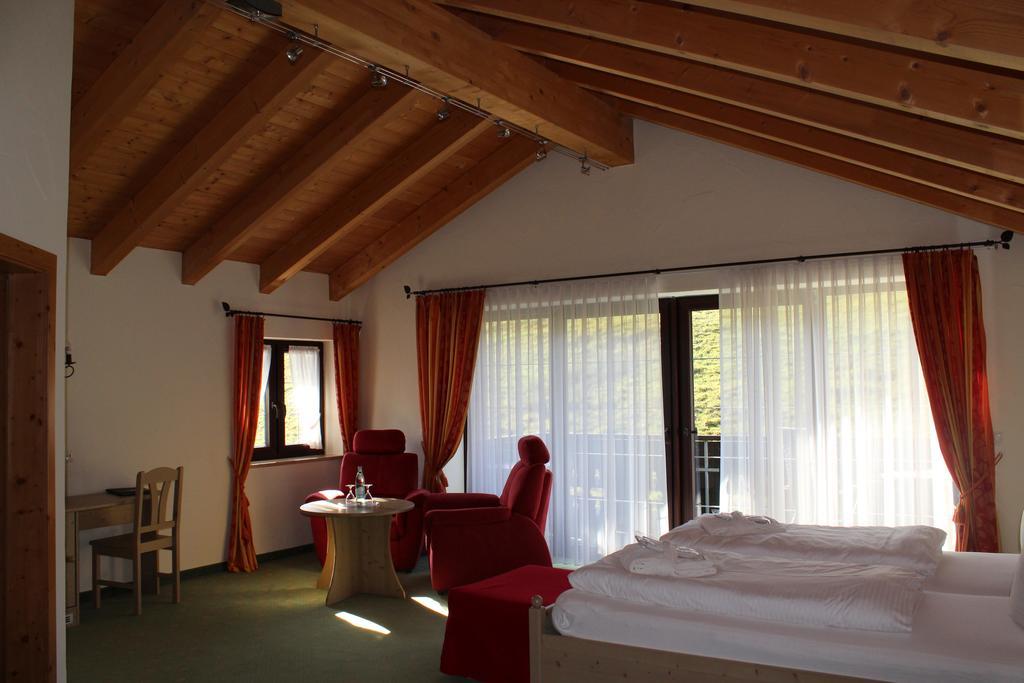 Hubertushof Hotel Garni オーバーシュタウフェン エクステリア 写真