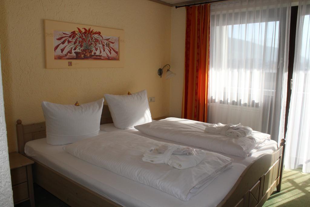 Hubertushof Hotel Garni オーバーシュタウフェン エクステリア 写真