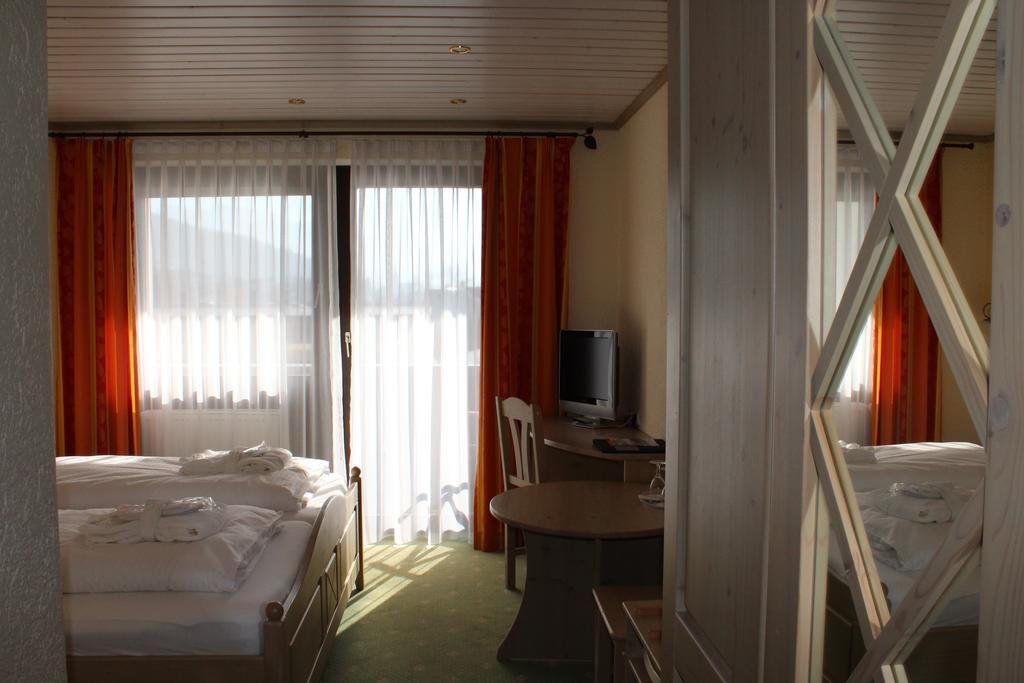Hubertushof Hotel Garni オーバーシュタウフェン エクステリア 写真